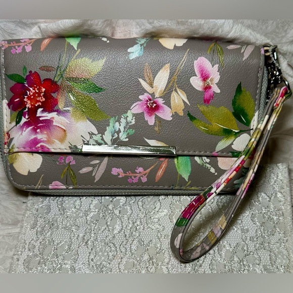mundi Handbags - MUNDI Sierra Large Wristlet Clutch